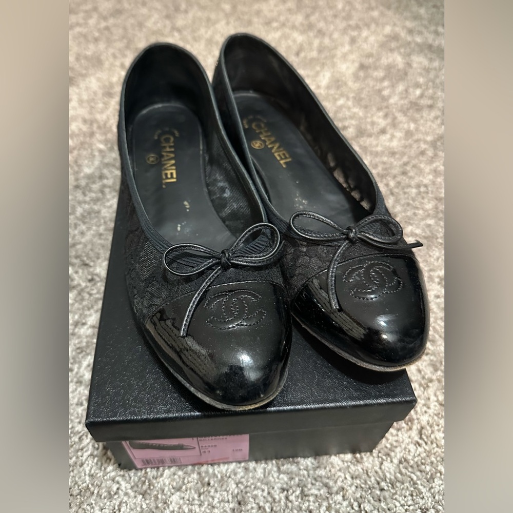 Chanel Black Ballet Flats Floral Lace Patent Leather Cap Toe with dustbag & box
